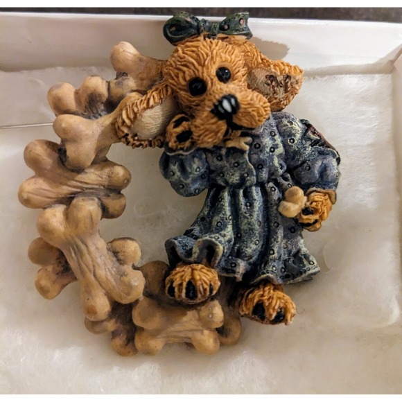 Boyds Dog Bone Wreath Pin Brooch Betty Biscuit Puppy Snack Time‎ Retired Resin - Picture 1 of 3